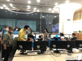 오세훈, 중부지방 폭우로 밤 늦게 서울시청 복귀 후 이수역 이동