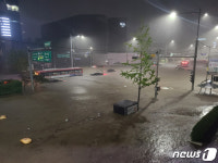 물에 잠긴 서초구 진흥아파트 인근 도로