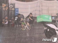 서초동 슈트 현자 신림동 핑크 펠프스…물폭탄에 해탈한 시민들[영상]