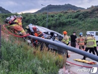 광양 교차로서 SUV차량 가로등 들이받아…2명 숨져