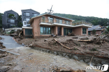 집 앞으로 흐르는 계곡물