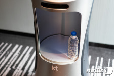 [일상 바꾼 디지코 KT]①물 갖다줘 요청에…5분뒤 호텔 문앞엔 로봇