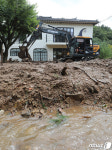 아직도 한참 남은 수해 복구 작업