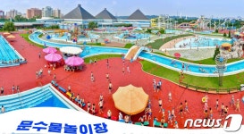 [포토北]북한, 여름 장마철 불구 물놀이장은 문전성시