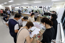 홍수 피해 입은 주민들로 북적이는 주민센터