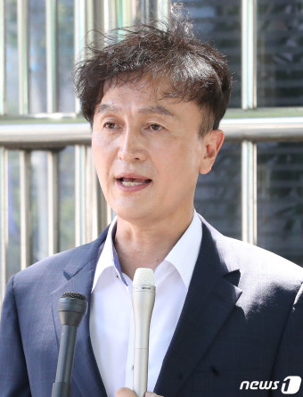 취재진 질문에 답하는 류삼영 총경