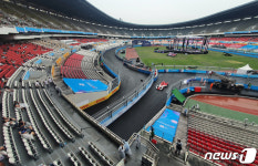 잠실 주경기장에서 경기 관람하는 관중들