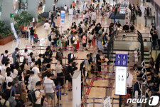 여행객으로 붐비는 김포공항 국내청사