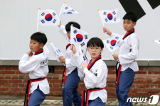 태극기 손에 들고 태권도 공연 합니다