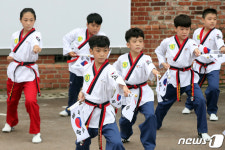 태극기 손에 들고 절도있게