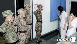 약국 판매원들과 인사 나누는 비상방역전 파견 북한 군의관들