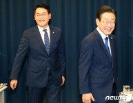 환하게 웃으며 토론회장으로 들어서는 후보들