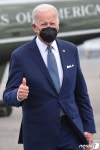 휴가지서 워싱턴 행 전용기 타며 엄지 세우는 바이든