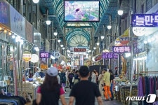 떠오르는 먹거리 명소 단양구경시장 관광객 북적