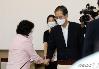 인사 나누는 한덕수 총리와 여정성 소비자정책위 민간위원장