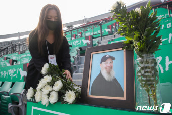 롯데 팬 '사직 할아버지' 고 캐리 마허 추모공간 마련…