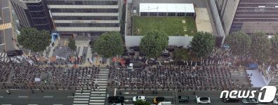 하이트 진로 앞에서 결의대회 펼치는 민주노총