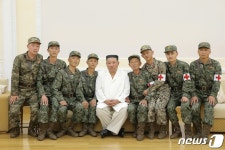 [노동신문 사진]김정은, '방역 공로' 군 장병 불러 '가족사진'처럼 연출