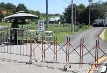 평산마을 안길 출입 통제하는 경호원