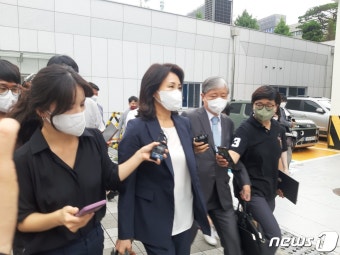 [속보] '법카 유용' 의혹 김혜경, 피의자 신분 경찰 출석…'묵묵부답'