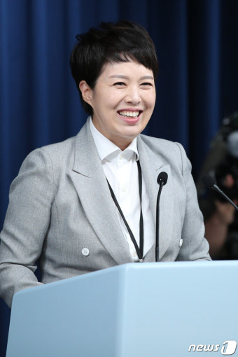 첫 브리핑하는 김은혜 홍보수석
