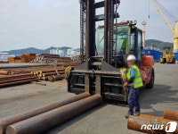 부산 감천항서 하역작업 지게차가 50대 들이받아 사망