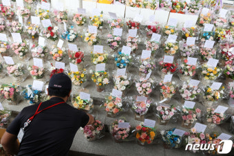 계단 가득 채운 한동훈 장관 취임 100일 축하 화환