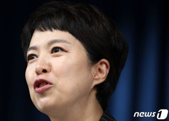브리핑하는 김은혜 홍보수석