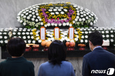 수원 세 모녀 빈소 찾은 시민들