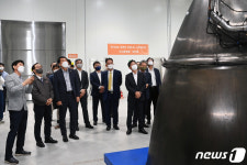 한화에어로스페이스 아산사업장 방문한 장영진 차관