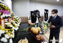 수원 세 모녀 빈소 헌화하는 김동연