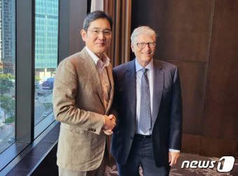 빌게이츠 이사장과 악수하는 이재용 부회장