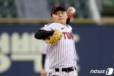 LG 선발 김윤식 '매서운 눈빛'