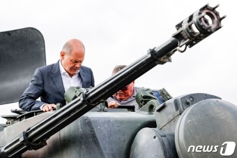 우크라 군 훈련 게파르트 장갑차 타는 숄츠 獨 총리