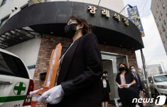 장례식장에서 나오는 수원 세 모녀 위패