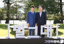 가수 황치열과 기념촬영하는 김장호 구미시장