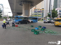 부산 진양교차로 좌회전하던 트럭서 맥주 8박스 쏟아져…인명피해 없어