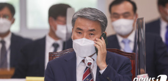 전화 통화하는 이종섭 장관