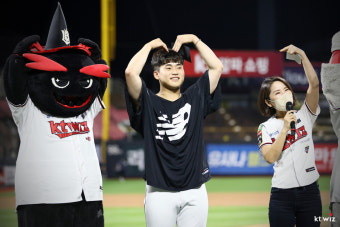 '데뷔 첫 홀드' KT 박영현 