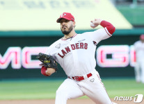 SSG 선발 모리만도 역투