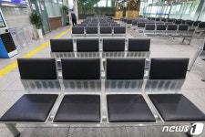 태풍 영향에 인천-제주 뱃길 결항…텅 빈 연안여객터미널