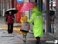 녹색어머니회 어머니 손잡고 등교하는 초등학생