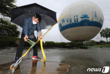 태풍 대비 철저하게하는 플라잉수원 관계자