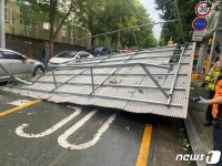태풍 힌남노에 대구 건물 옥상서 철골 떨어져 차량 2대 파손