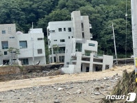 힌남노 물폭탄에 떠내려간 포항 풀빌라…지반 내려앉아 아찔