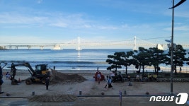 도로까지 모래 폭탄…광안리에 남은 힌남노 흔적