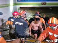 [뉴스1 PICK]포항 침수 지하주차장 남성 생존자 구조 순간