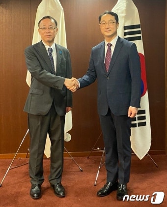 악수하는 한일 북핵수석대표