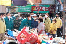 포항 오천시장 이재민 위로하는 윤 대통령