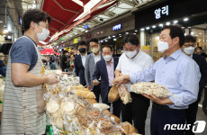 박완수 경남지사, 추석 앞두고 김해 전통시장 등 민생현장 살펴